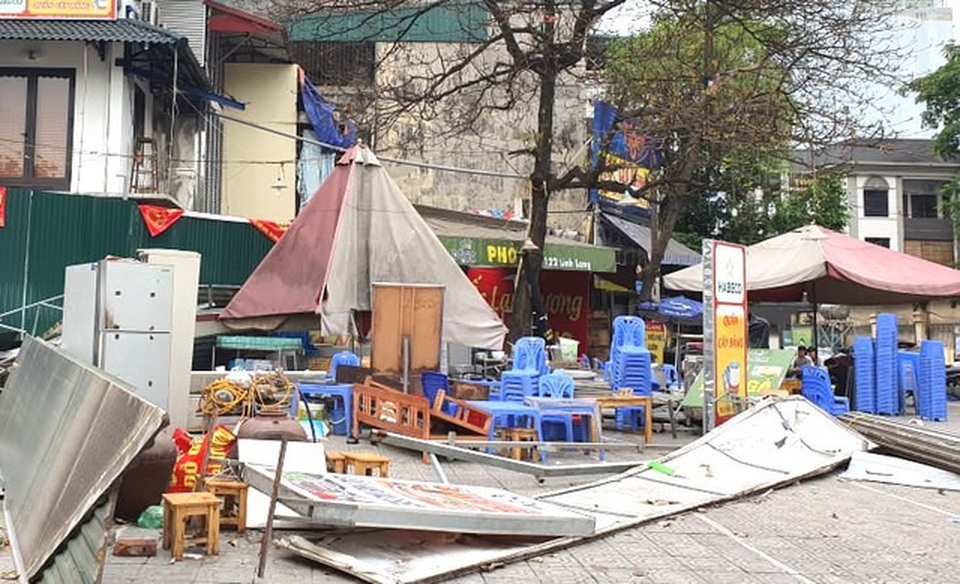 Diễn tiến lạ vụ côn đồ đập phá, đánh dân dã man ngay giữa quận Ba Đình! - 2 Diễn tiến lạ vụ côn đồ đập phá, đánh dân dã man ngay giữa quận Ba Đình! - 2
