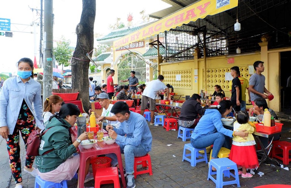 Ngày mùng 1 Tết quán chay đông nghẹt khách - 1 Ngày mùng 1 Tết quán chay đông nghẹt khách - 1
