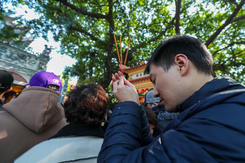 Hàng nghìn người đổ về Phủ Tây Hồ đi lễ - 4 Hàng nghìn người đổ về Phủ Tây Hồ đi lễ - 4