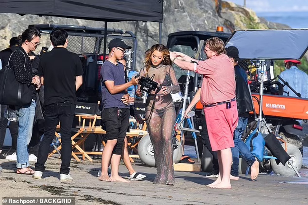 Rita Ora mặc sốc quay video ca nhạc mới - 2 Rita Ora mặc sốc quay video ca nhạc mới - 2
