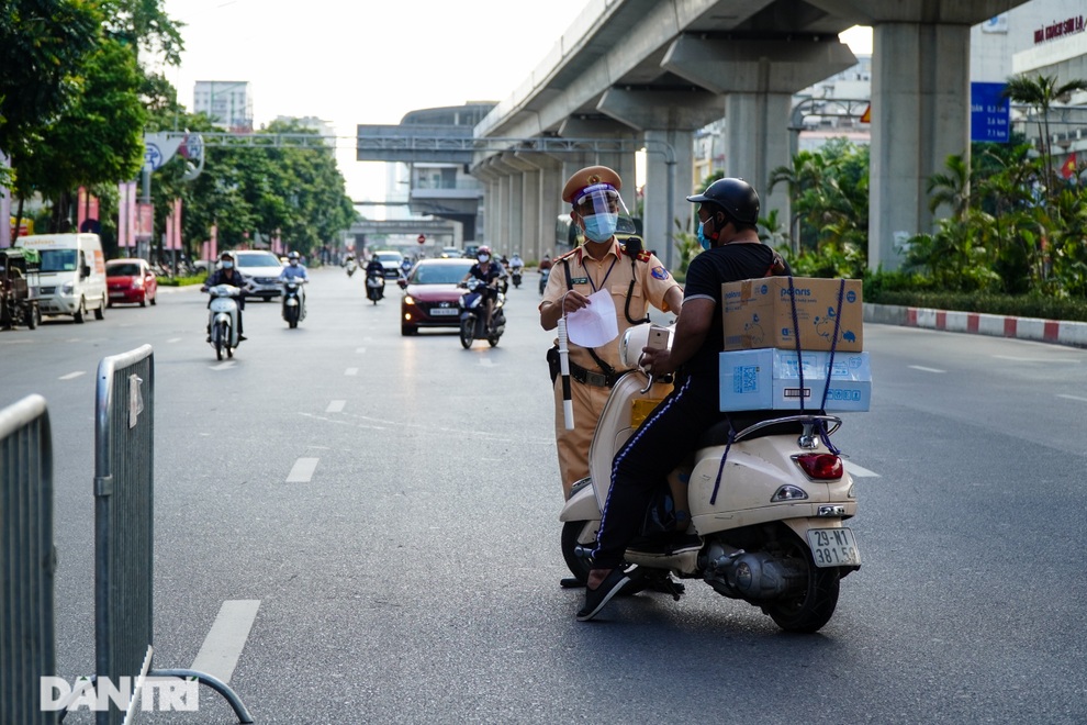 Hà Nội: 6 tổ liên ngành xử phạt nhiều người ra đường không giấy tờ - 3 Hà Nội: 6 tổ liên ngành xử phạt nhiều người ra đường không giấy tờ - 3