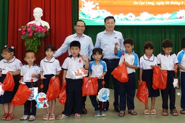 Tặng thẻ Bảo hiểm y tế và quà Trung thu đến học sinh khó khăn tỉnh Tây Ninh