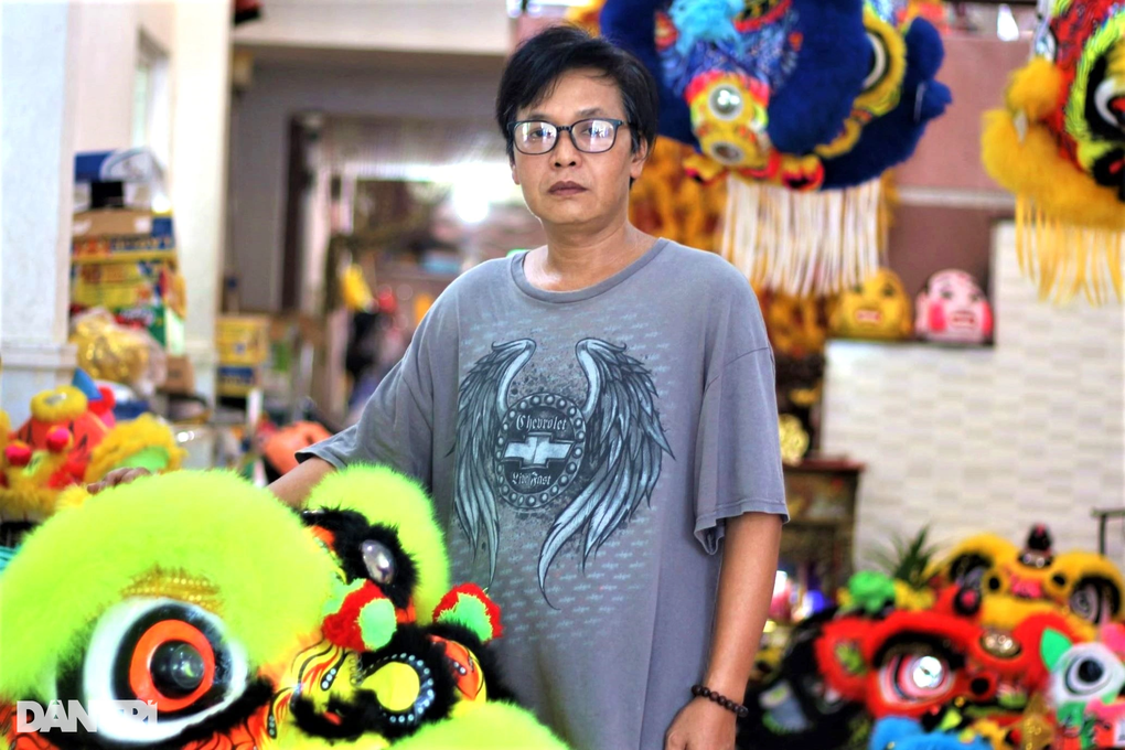 Người đàn ông hơn 30 năm làm đồ chơi Tết Trung thu - 2 Người đàn ông hơn 30 năm làm đồ chơi Tết Trung thu - 2