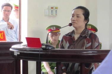 Vợ nguyên Bí thư xã dùng rựa rượt chém chủ nợ vì… ấm ức