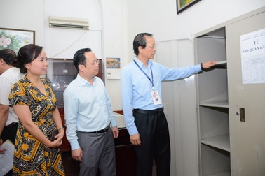 Hà Nội lo ngại khoảng cách 25m từ nơi để đồ đến phòng thi chưa đủ an toàn