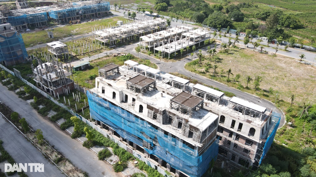 Cảnh tê liệt ở dự án FLC Premier Parc sau khi ông Trịnh Văn Quyết bị bắt - 4 Cảnh tê liệt ở dự án FLC Premier Parc sau khi ông Trịnh Văn Quyết bị bắt - 4