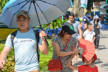 Ngày đầu nghỉ lễ 2/9, người dân "đội nắng" ùn ùn đổ về vườn thú Hà Nội