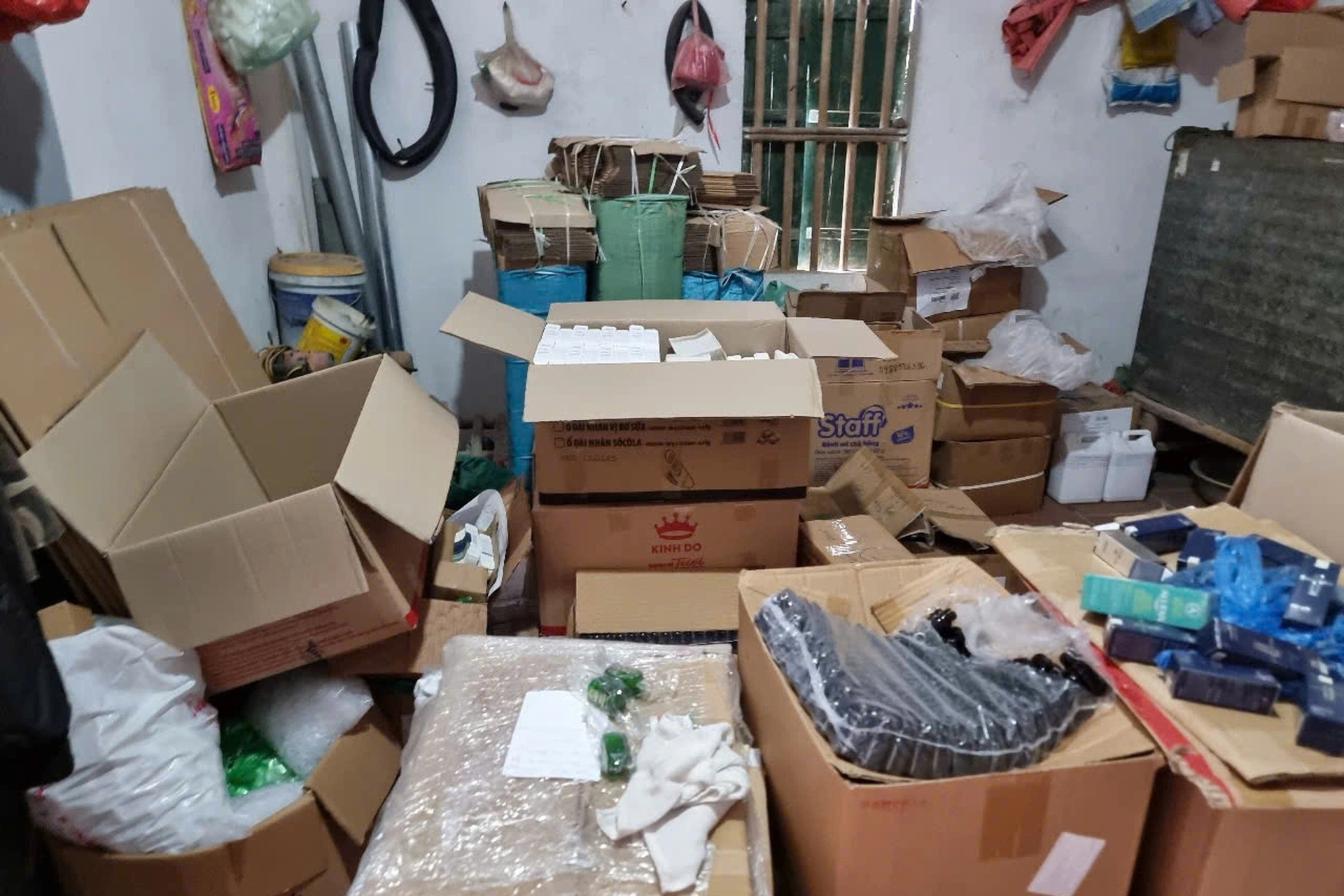 Cận cảnh xưởng sản xuất mỹ phẩm giả, bán trăm nghìn đơn trên Shopee, TikTok - 2 Cận cảnh xưởng sản xuất mỹ phẩm giả, bán trăm nghìn đơn trên Shopee, TikTok - 2
