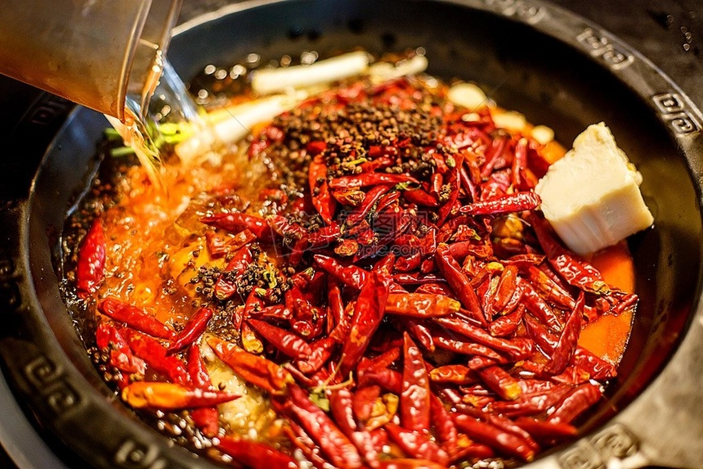 Tưởng lòng bò trong nồi lẩu Tứ Xuyên, khách vội gắp nhầm hóa ra giẻ lau - 2 Tưởng lòng bò trong nồi lẩu Tứ Xuyên, khách vội gắp nhầm hóa ra giẻ lau - 2