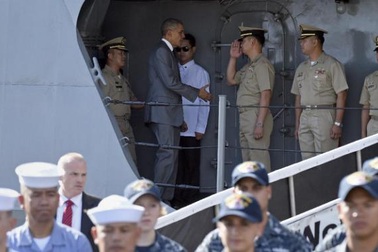 Tổng thống Obama lên thăm tàu chiến Philippines