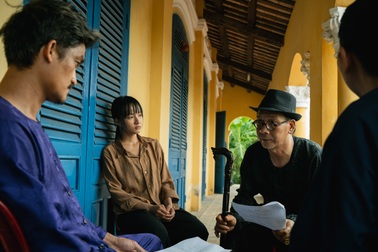 Nghệ sĩ Đức Khuê xin lỗi Mạc Văn Khoa vì cảnh đánh đấm