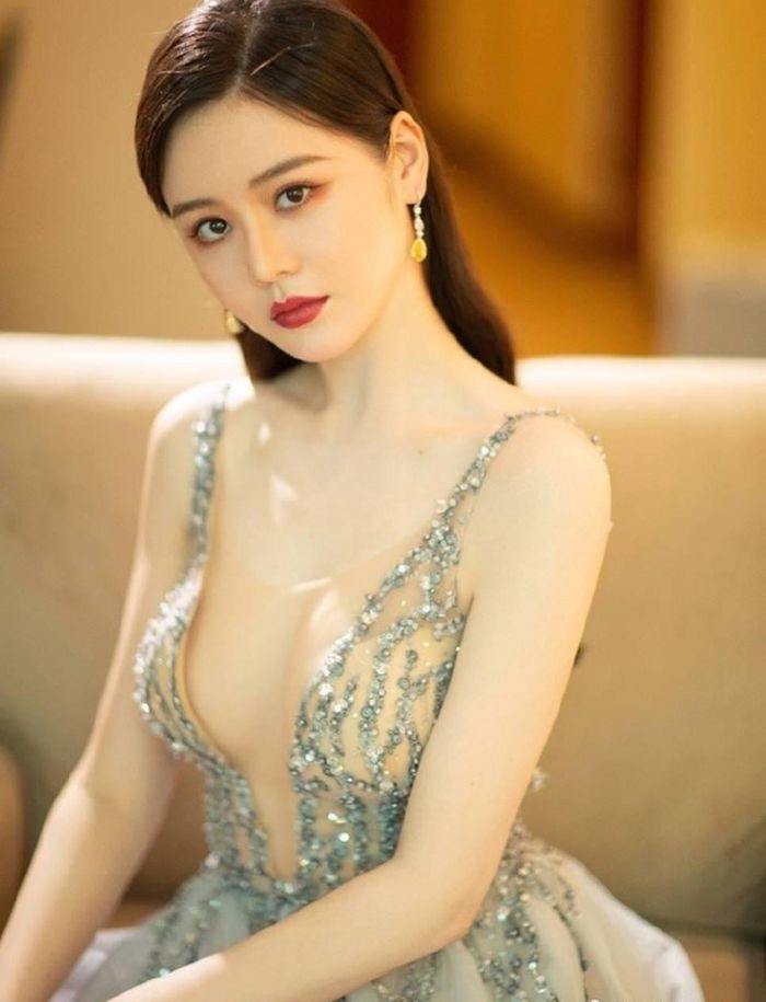 Khâu Ý Nùng: Biểu tượng gợi cảm mới của làng giải trí Hồng Kông - 8