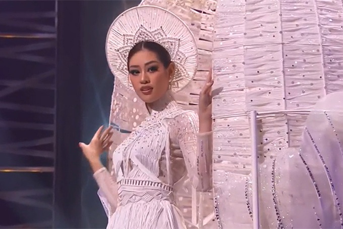 Khánh Vân trình diễn trang phục dân tộc ấn tượng tại Miss Universe - Ảnh 2.