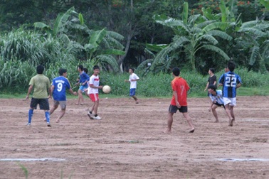 Xả stress thi cử, sĩ tử chơi thể thao cùng sinh viên 