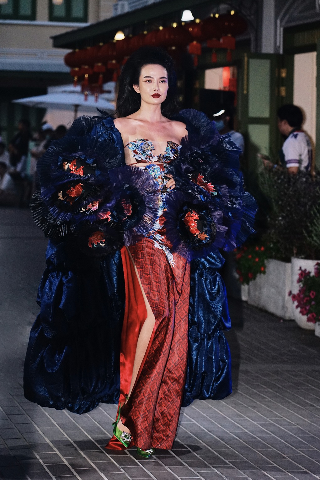 Siêu mẫu Thi Thi Phạm trình catwalk cùng dàn người mẫu Thái Lan - 3 Siêu mẫu Thi Thi Phạm trình catwalk cùng dàn người mẫu Thái Lan - 3