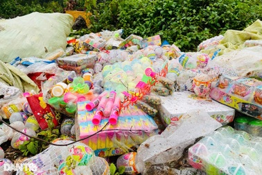 Đằng sau những “núi rác” bánh kẹo, son, nước mắm bên đường