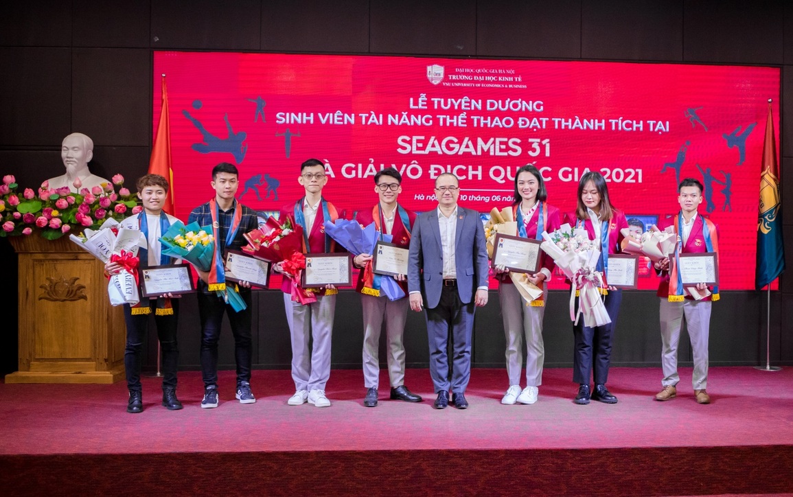 Hoa khôi bóng chuyền Thu Hoài xuất sắc nhận giấy khen của trường ĐH Kinh tế - 4 Hoa khôi bóng chuyền Thu Hoài xuất sắc nhận giấy khen của trường ĐH Kinh tế - 4
