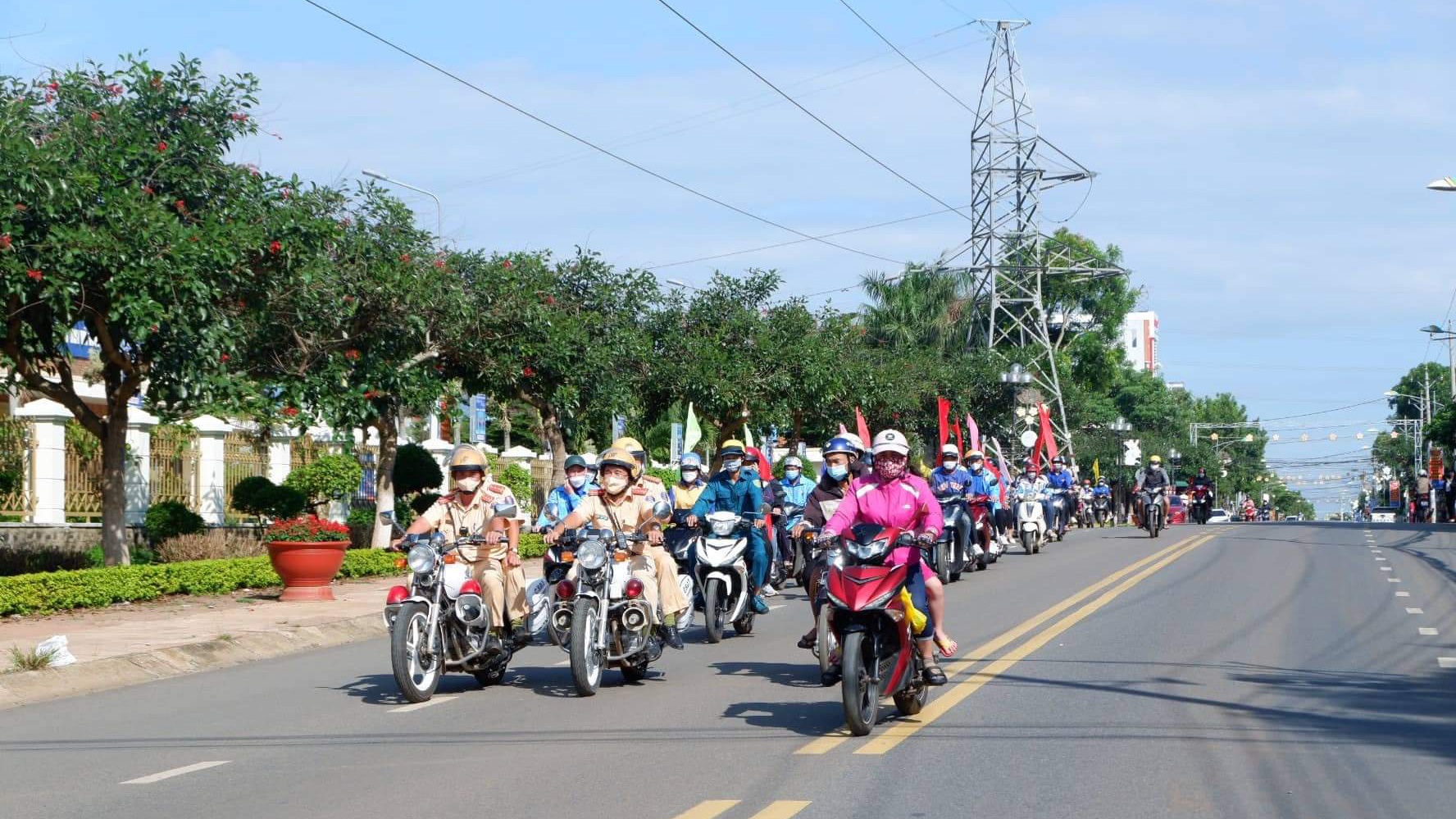 Ra quân tuyên truyền phòng chố ma túy tại huyện Đức Trọng trong Tháng hành đồng về ma túy.JPG Ra quân tuyên truyền phòng chố ma túy tại huyện Đức Trọng trong Tháng hành đồng về ma túy.JPG
