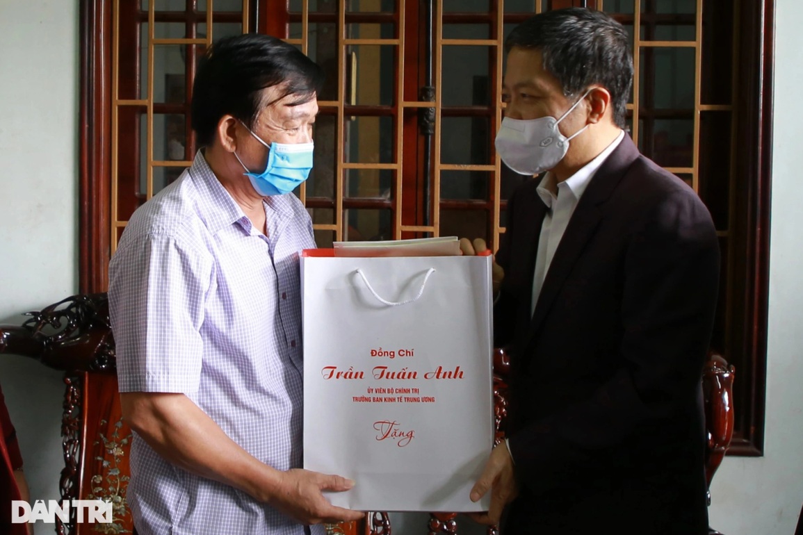 Trưởng Ban Kinh tế Trung ương tặng quà Tết gia đình chính sách, công nhân - 2 Trưởng Ban Kinh tế Trung ương tặng quà Tết gia đình chính sách, công nhân - 2