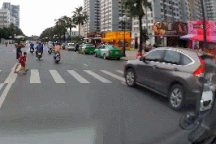 Ngán ngẩm với ý thức nhường đường cho người đi bộ của nhiều tài xế Việt