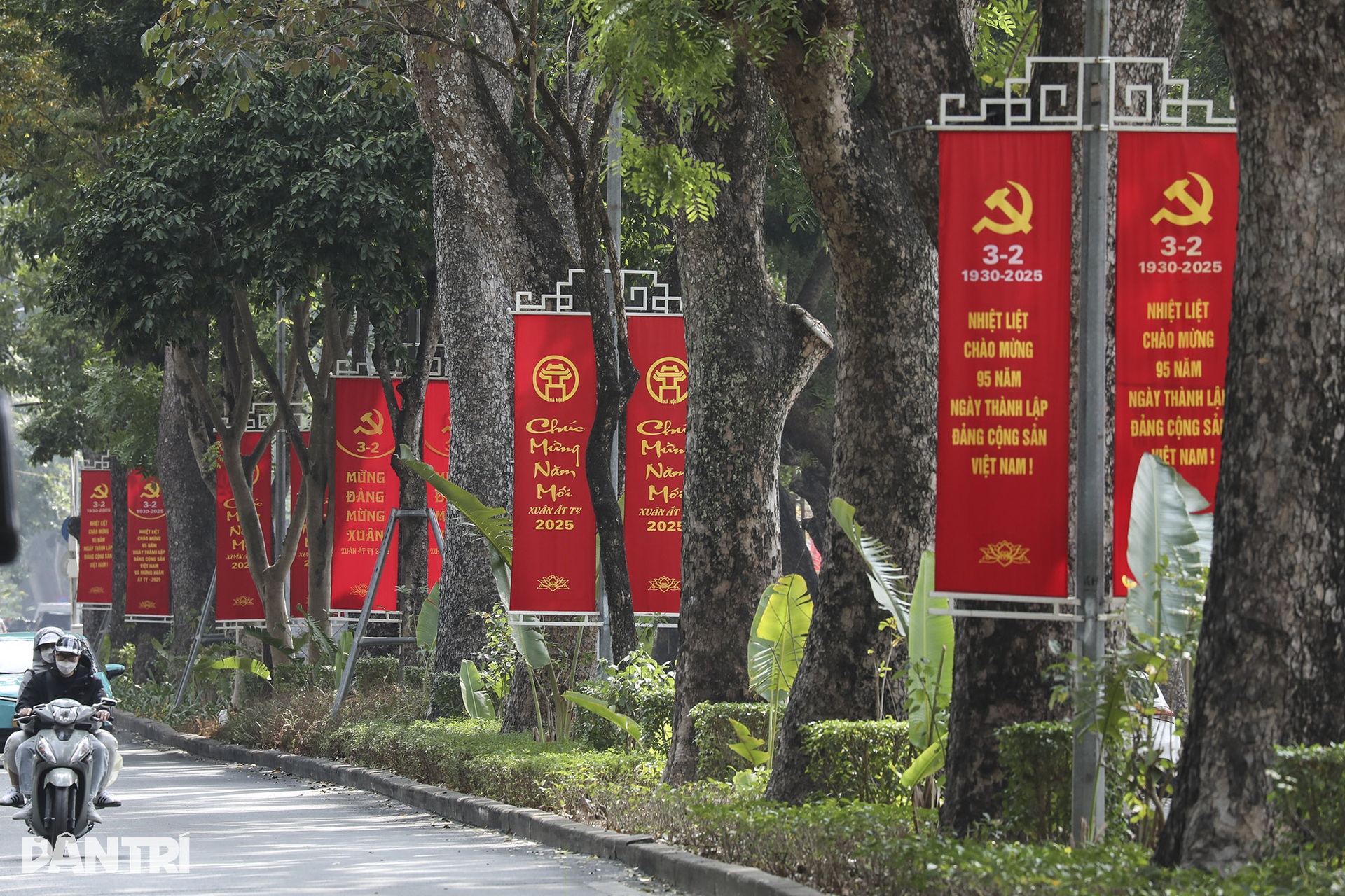 Hà Nội trang hoàng đường phố mừng kỷ niệm 95 năm Ngày thành lập Đảng - 11 Hà Nội trang hoàng đường phố mừng kỷ niệm 95 năm Ngày thành lập Đảng - 11
