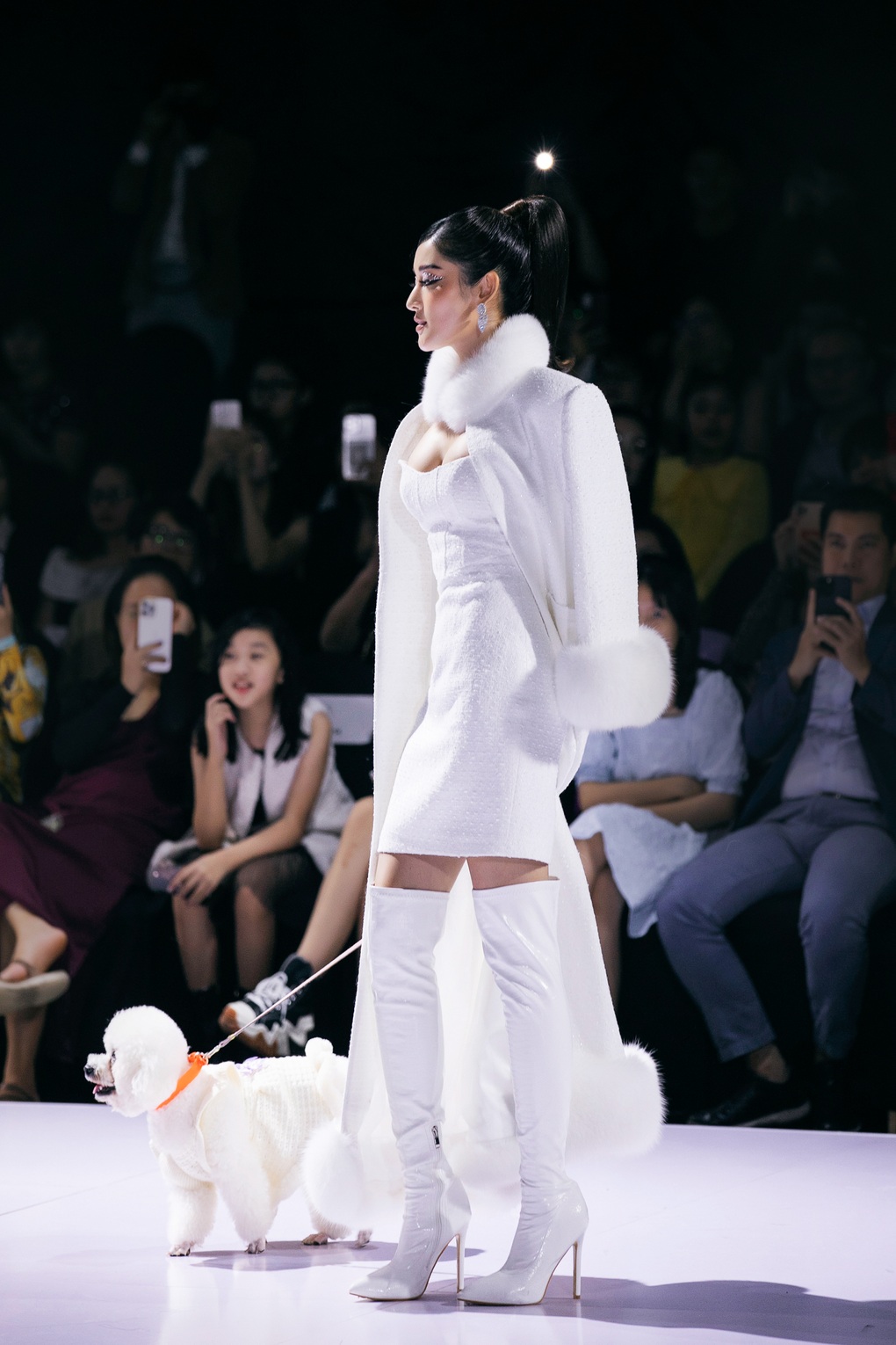 Hậu trường chưa kể tại Tuần lễ thời trang: Võ Hoàng Yến 4 lần làm vedette - 3