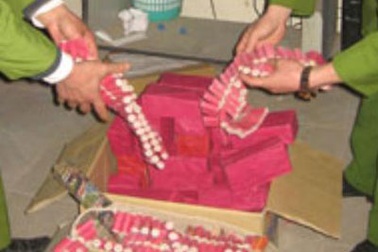 Pháo lậu vẫn “phổ biến” ở cửa khẩu Lao Bảo