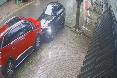 Người điều khiển ô tô đen cố tình tông hư hỏng xe Peugeot đỏ