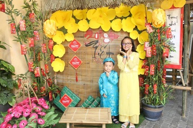 Tết này bố mẹ hãy lì xì con “ thời gian”!