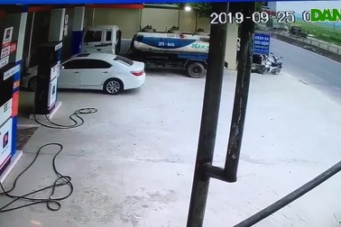 Video khoảnh khắc vụ tai nạn giữa tàu hỏa và ô tô tải tại Nghệ An