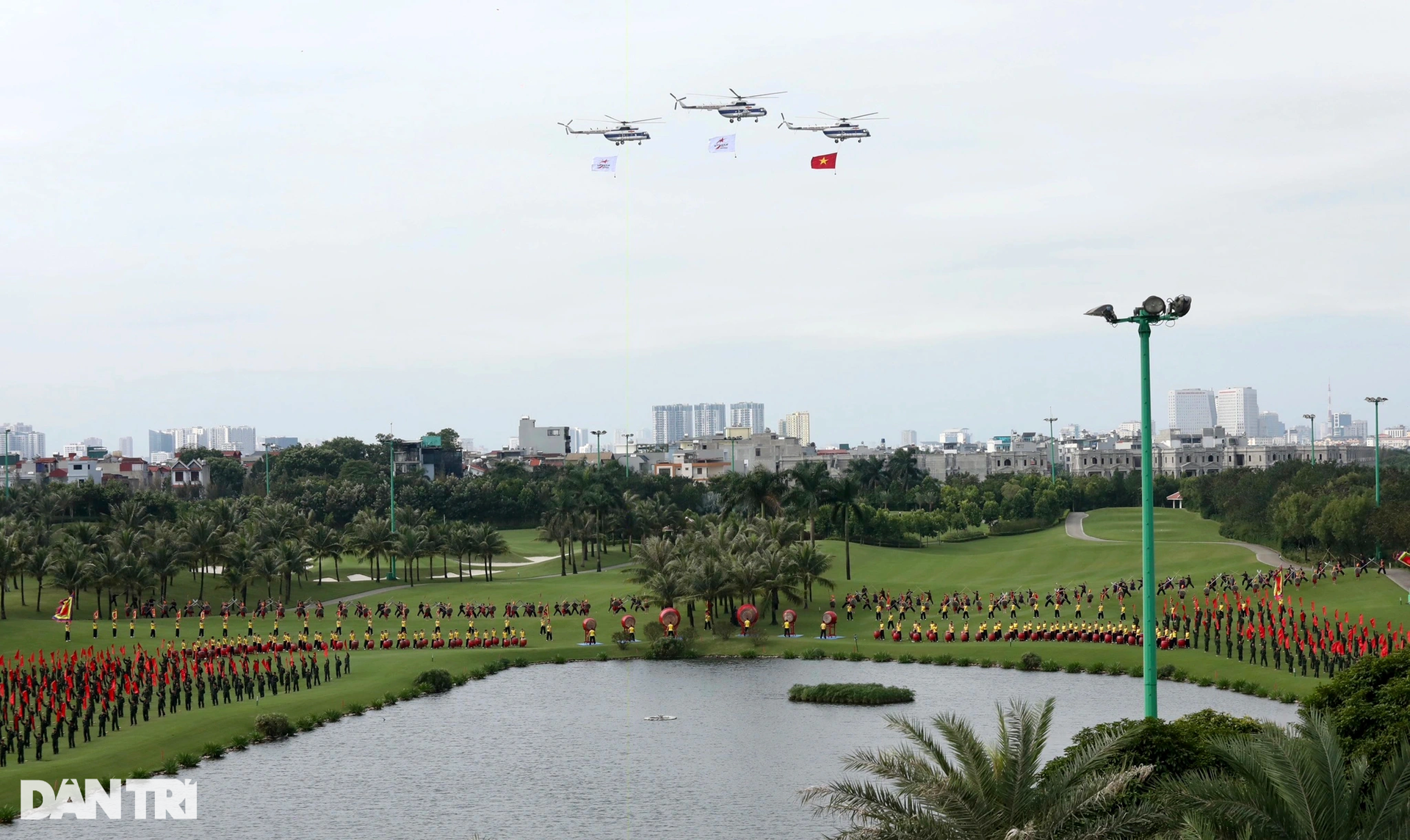 Cận cảnh dàn trực thăng bay huấn luyện phục vụ Triển lãm Quốc phòng quốc tế - 8 Cận cảnh dàn trực thăng bay huấn luyện phục vụ Triển lãm Quốc phòng quốc tế - 8