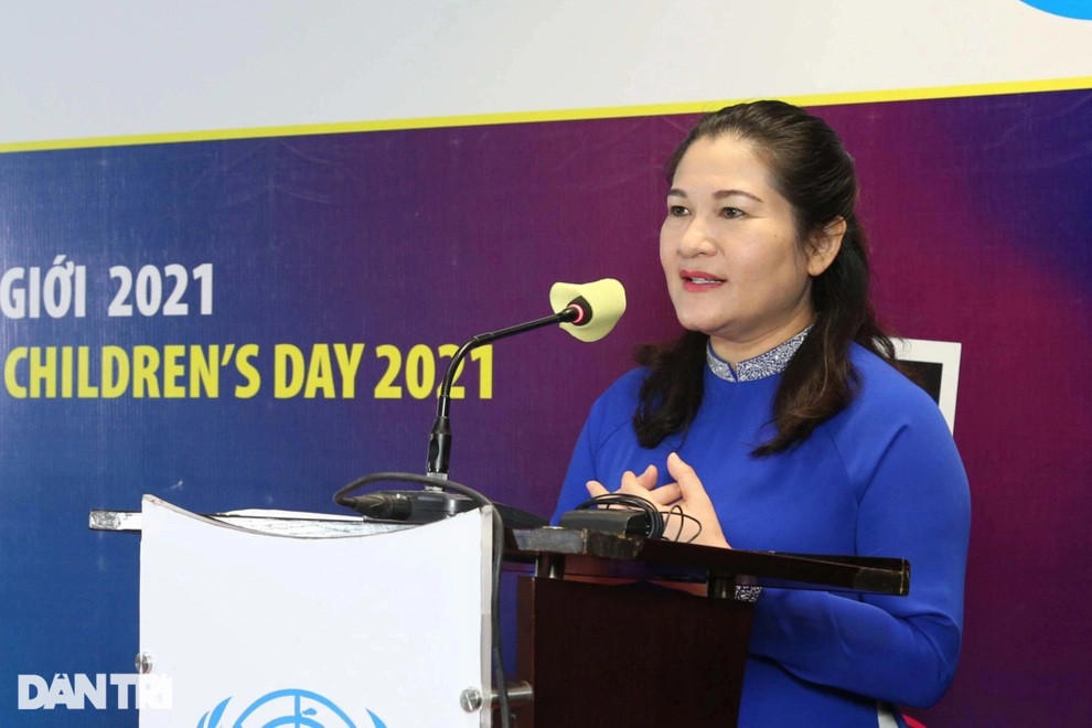 Có cha mẹ Việt thích chơi với điện thoại hơn là chơi với con - 1 Có cha mẹ Việt thích chơi với điện thoại hơn là chơi với con - 1