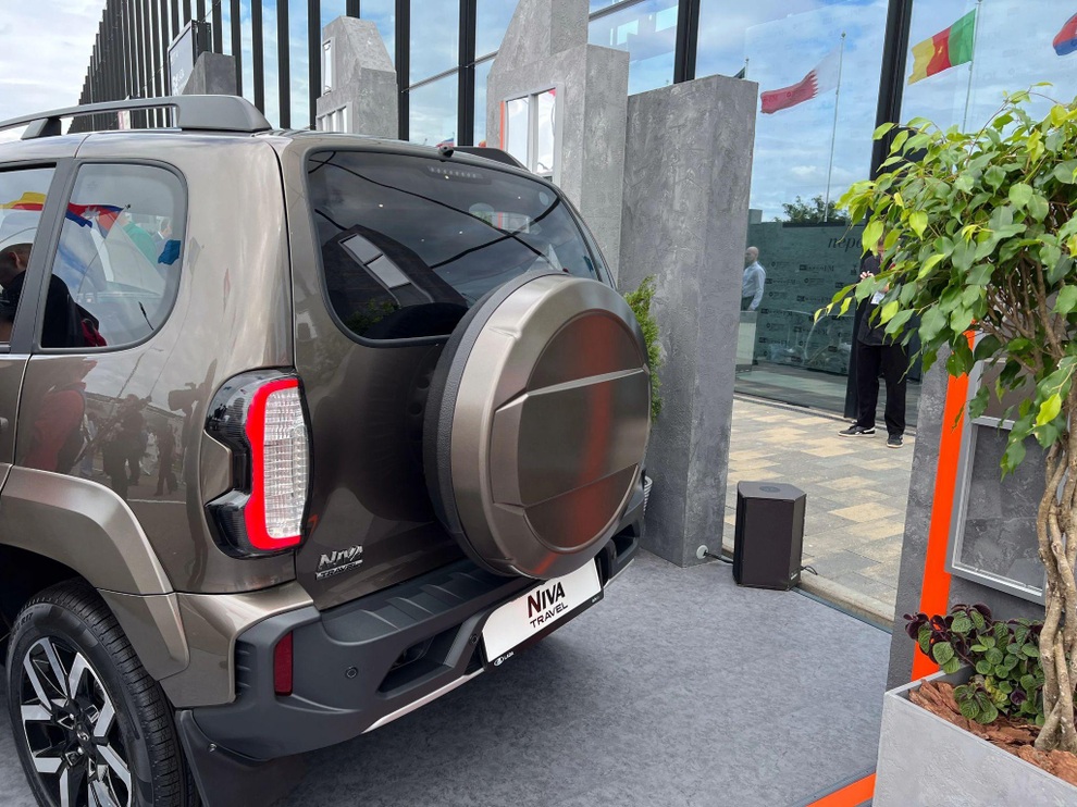 Lada Niva Travel có bản 2026 - SUV Nga phong cách “nồi đồng cối đá” giá rẻ - 2 Lada Niva Travel có bản 2026 - SUV Nga phong cách “nồi đồng cối đá” giá rẻ - 2