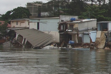 TPHCM: Khẩn cấp di dời dân vùng sạt lở