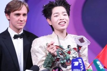 Đức Phúc trả lời báo Nga gây sốt, tiết lộ về ê-kíp 14 người hỗ trợ