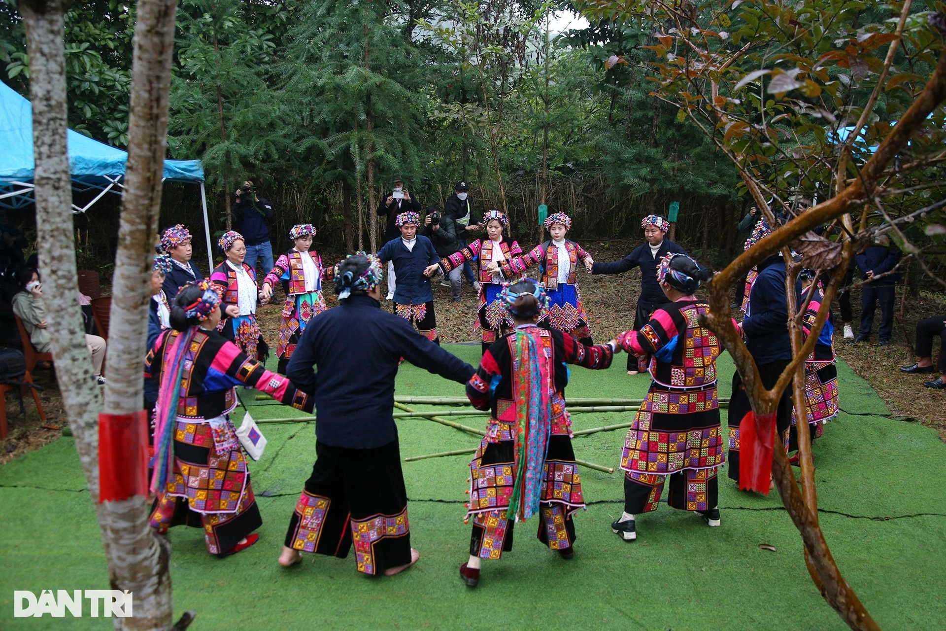 Tại Hà Nội xem tận mắt tục cúng tổ tiên của người Lô Lô ở Mèo Vạc - 11 Tại Hà Nội xem tận mắt tục cúng tổ tiên của người Lô Lô ở Mèo Vạc - 11