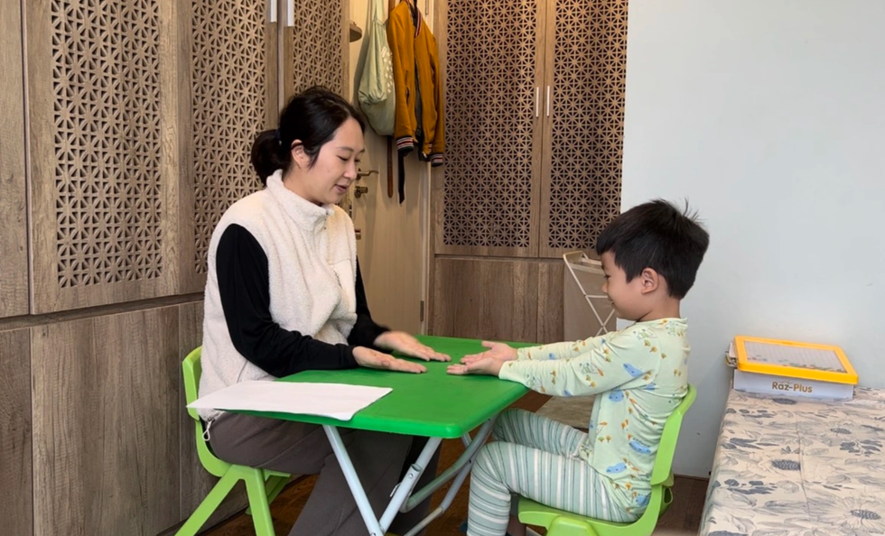 Mẹ tìm nghìn cách lạ nuôi con tự kỷ: Ru bằng xe máy, nói chuyện với gương - 4