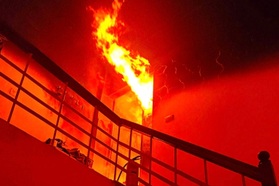 Hà Nội: Cháy cơ sở tẩm quất cao 3 tầng trong đêm, khói bốc nghi ngút