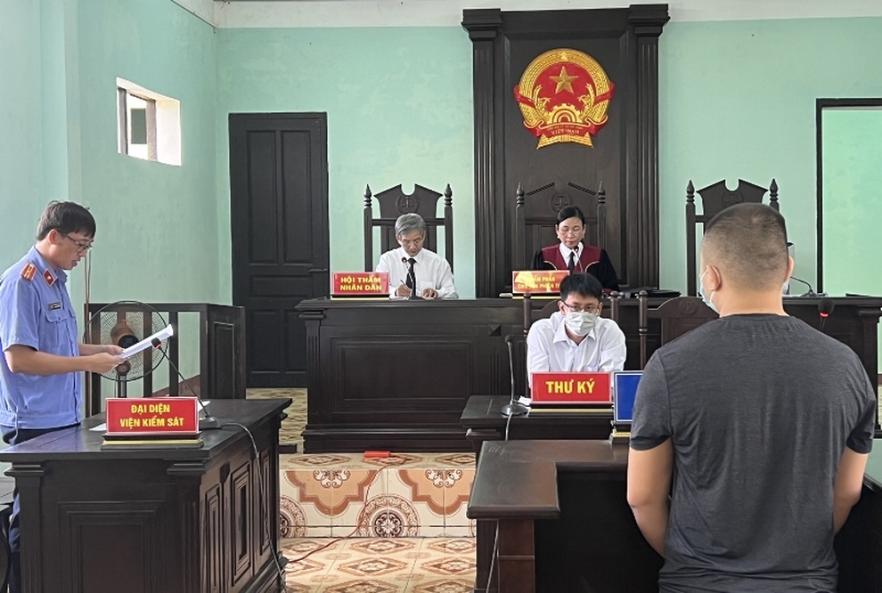 Nam tài xế thông chốt, chở theo cả cảnh sát bám trên cửa xe - 1 Nam tài xế thông chốt, chở theo cả cảnh sát bám trên cửa xe - 1