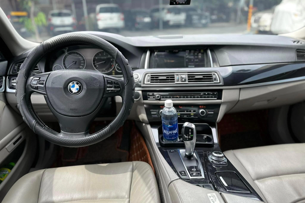 BMW 528i 2010 chạm đáy trên sàn xe cũ, giá chỉ ngang một chiếc Morning - 3 BMW 528i 2010 chạm đáy trên sàn xe cũ, giá chỉ ngang một chiếc Morning - 3