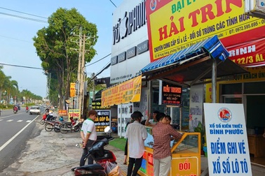 Mua vội 14 tờ vé số bên đường, người đàn ông trúng độc đắc 28 tỷ đồng