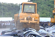 Tổng thống Philippines lệnh nghiền nát hàng chục xe sang nhập lậu