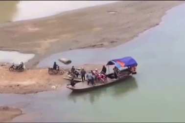 Dự án "ngâm" gần 10 năm, người dân vẫn phải lội bùn, gọi đò