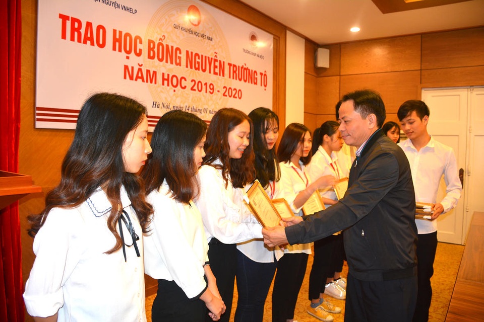 20 sinh viên tiêu biểu tiếp tục nhận học bổng Nguyễn Trường Tộ - 2 20 sinh viên tiêu biểu tiếp tục nhận học bổng Nguyễn Trường Tộ - 2