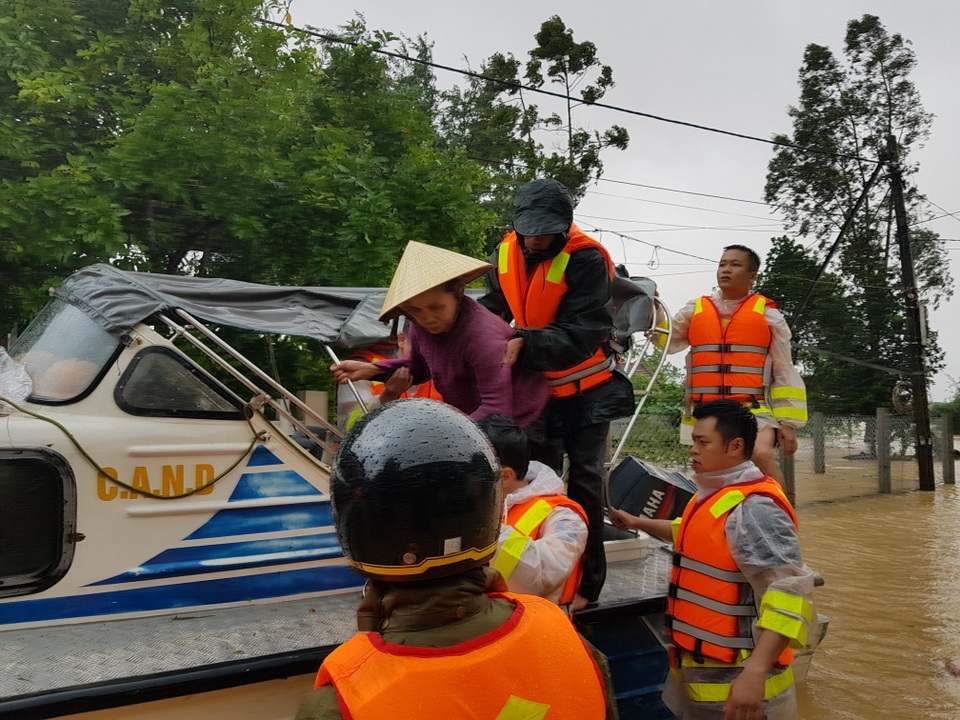 Vượt mưa lũ vào từng khu dân cư giải cứu người dân - 5 Vượt mưa lũ vào từng khu dân cư giải cứu người dân - 5