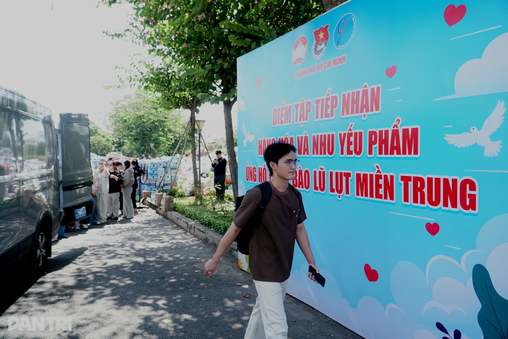 Hơn 8.000 sinh viên TPHCM tham gia hỗ trợ đồng bào miền Trung - 2