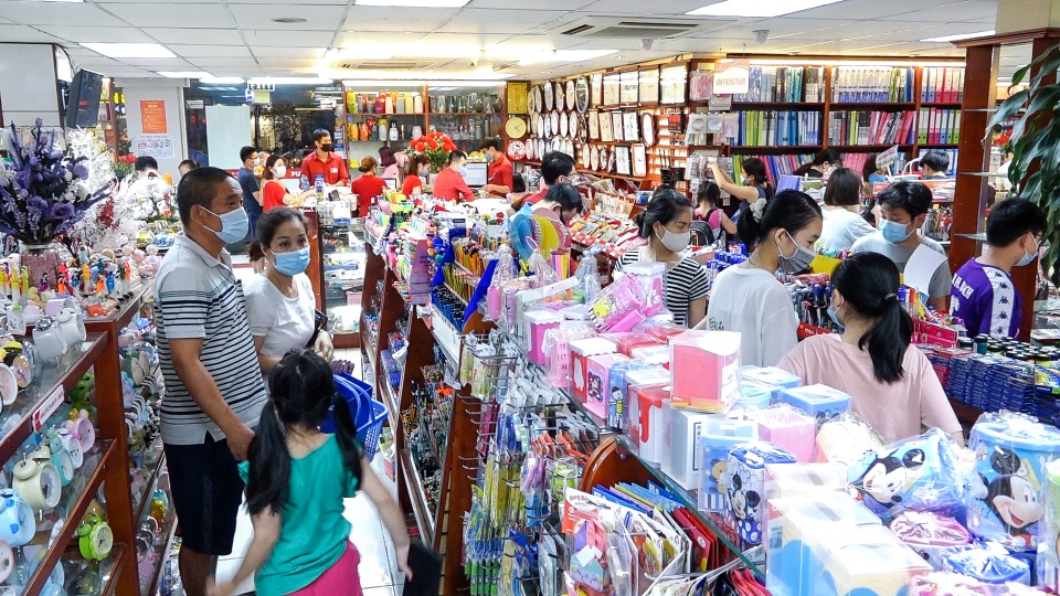 Chen chân, xếp hàng chờ đợi ở nhà sách trước ngày bắt đầu năm học mới - 1 Chen chân, xếp hàng chờ đợi ở nhà sách trước ngày bắt đầu năm học mới - 1