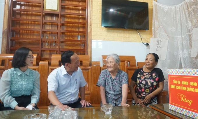 Lãnh đạo tỉnh Quảng Bình thăm, tặng quà các gia đình chính sách