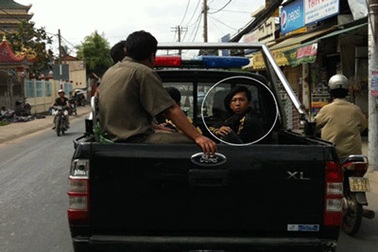 Dàn cảnh đánh người, cướp xe máy