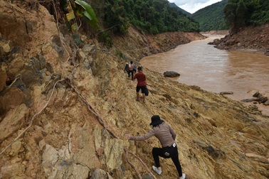 Vượt thác ghềnh, leo núi vào bản bị chia cắt lâu nhất ở tâm lũ